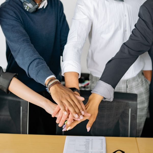 Embaucher son premier salarié : étapes, coûts et pièges à éviter